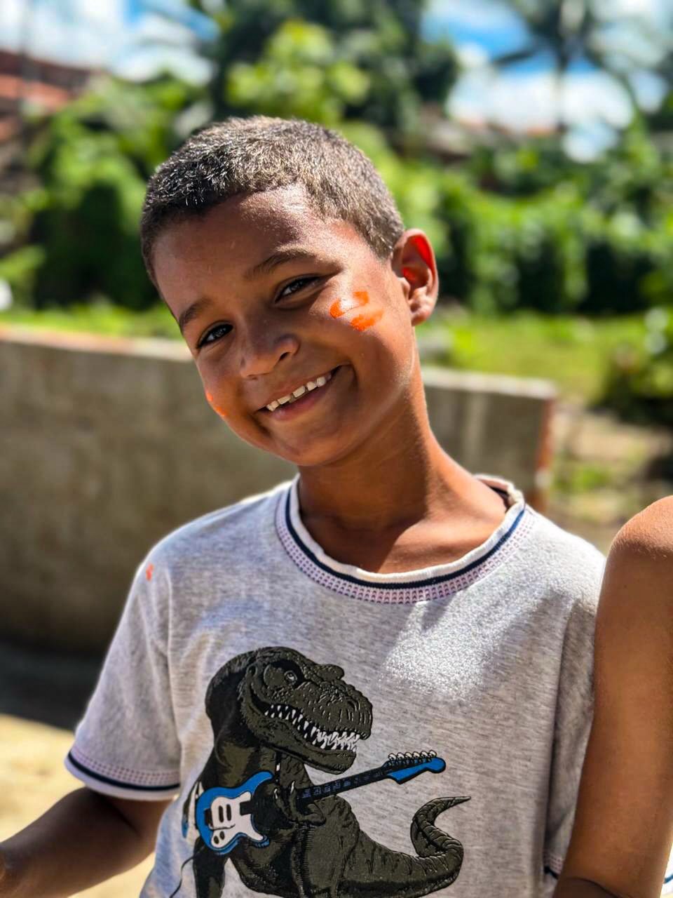Menino sorrindo em uma ação do Instituto JSS